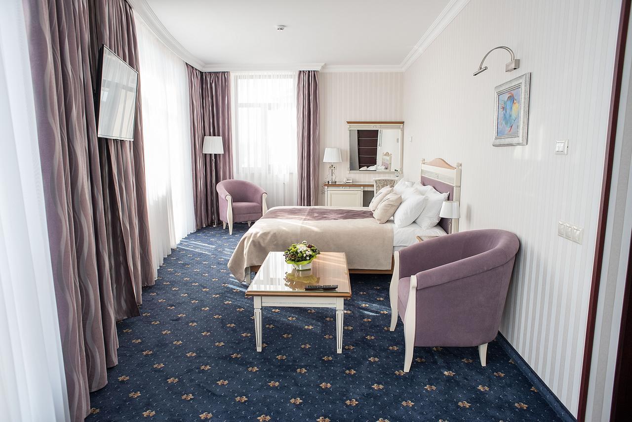 Shato Hotel Chervonograd Exterior photo