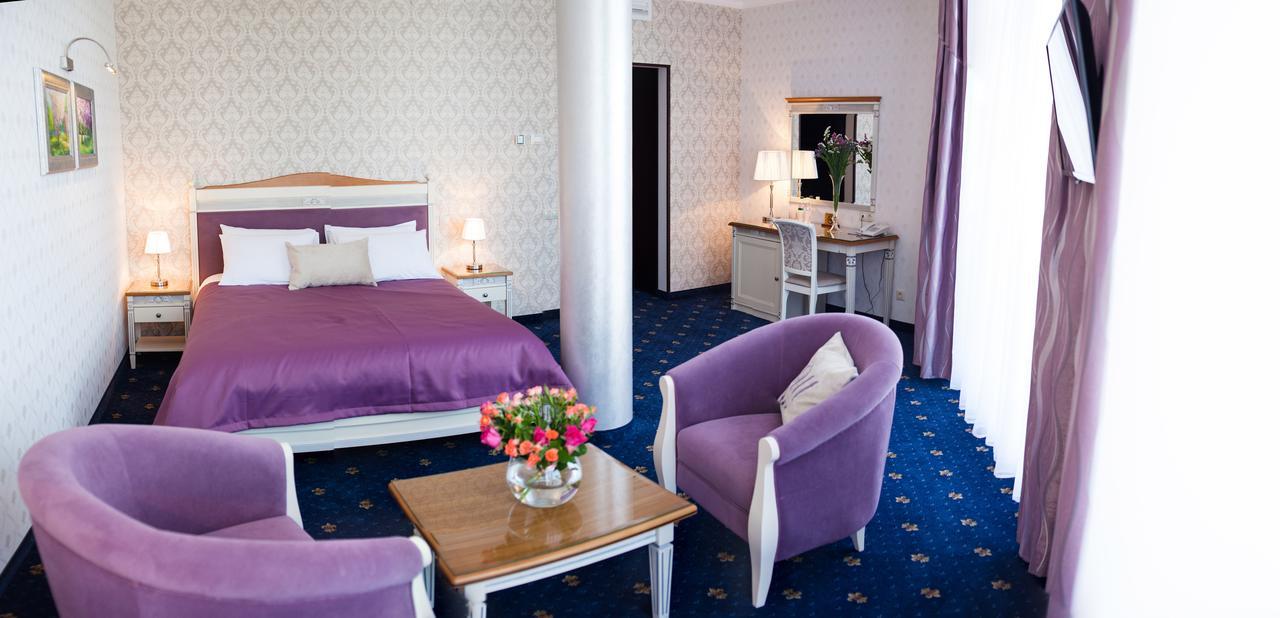 Shato Hotel Chervonograd Exterior photo