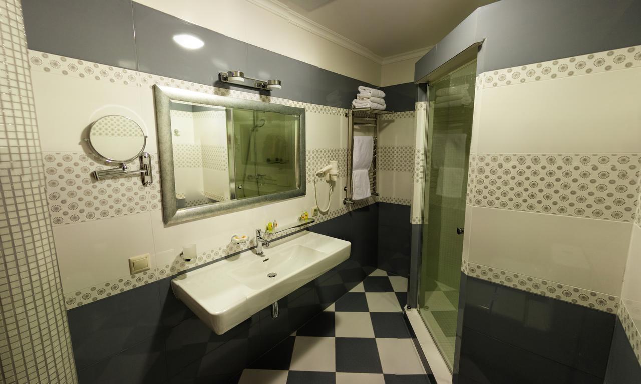 Shato Hotel Chervonograd Exterior photo